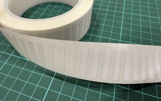 SMT自動貼標機貼附高溫標籤於PCB製程中，適用回焊高溫與防靜電應用